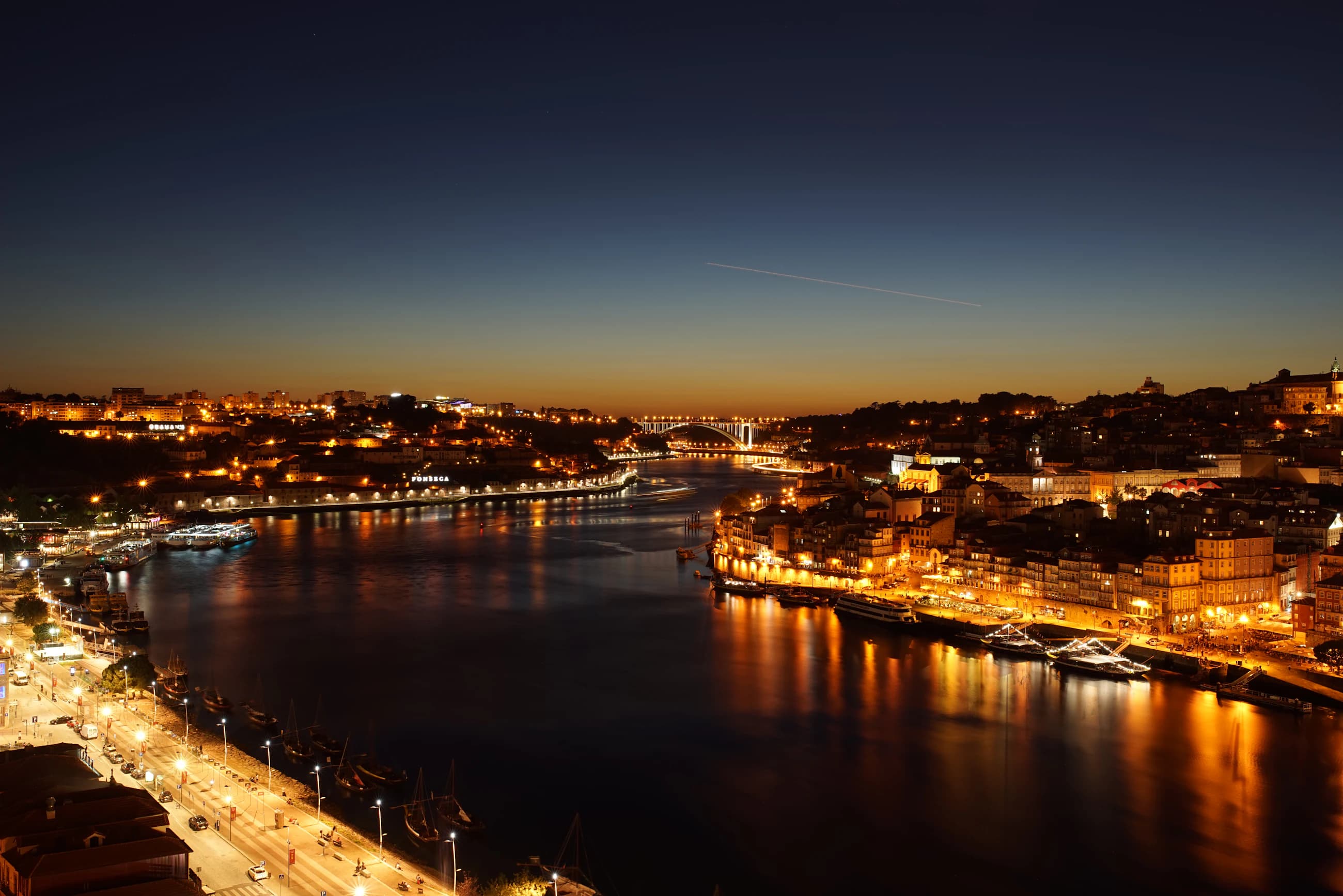 O rio Douro no Porto ao anoitecer, com as luzes da cidade nas duas margens
